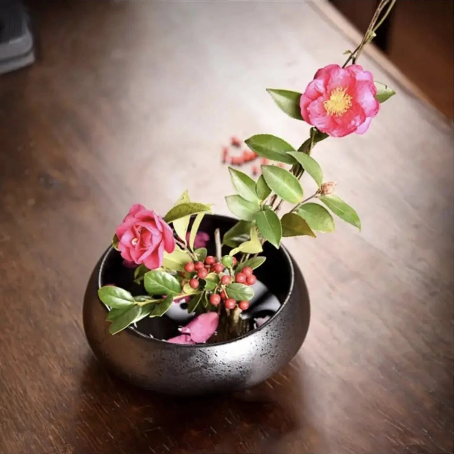 Vase ikebana noir rond surélevé