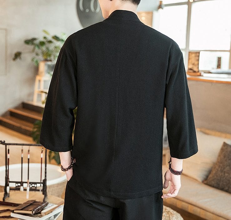 Kimono noir japonais traditionnel