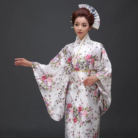 Kimono traditionnel japonais blanc