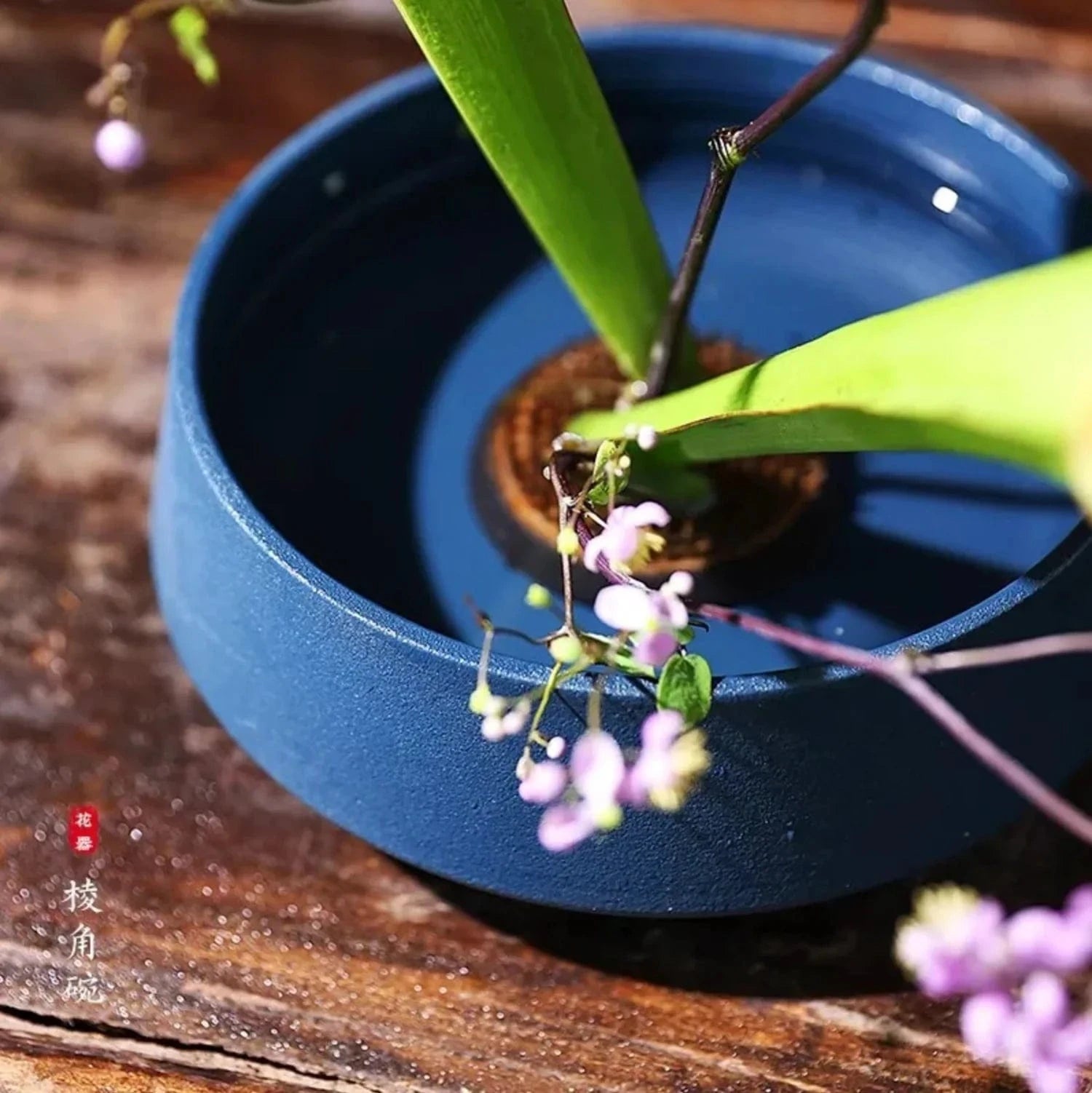 Vase ikebana rond bleu